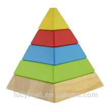 Brinquedo empilhador de madeira em cores do arco-íris